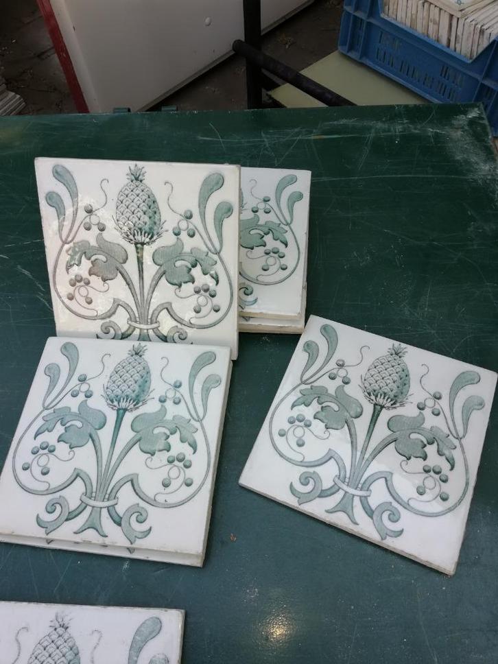 19 jugendstil wandtegels 15x15cm sierlijke groene kaardebol, Antiek en Kunst, Antiek | Wandborden en Tegels, Ophalen