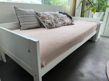 Bed (90x200), kast en nachtkastje beschikbaar voor biedingen