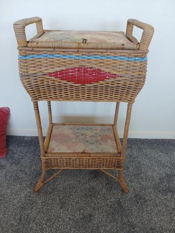 Vintage Naaimand Rotan Riet met 2 gewatteerde opbergvakken beschikbaar voor biedingen