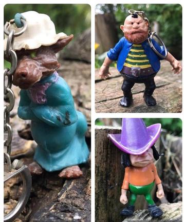 Sleutelhanger reus - mannetje met paarse hoed en wolf beschikbaar voor biedingen