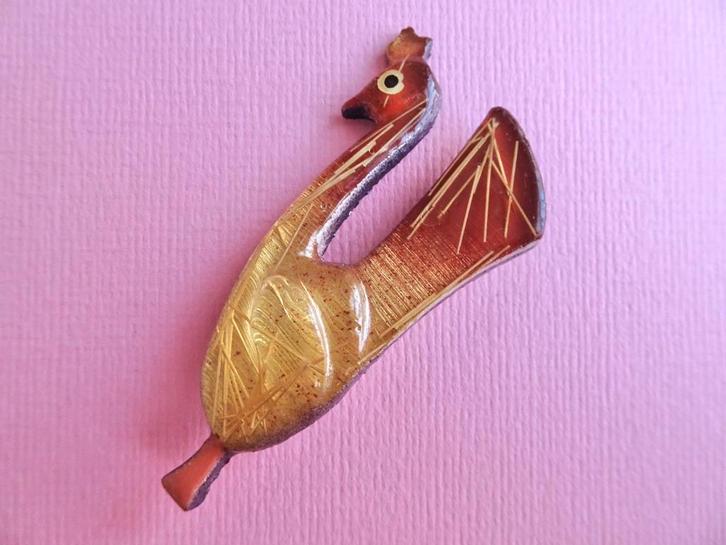 jwg Vintage 60s funky vogel kip broche rood goud kl plastic, Sieraden, Tassen en Uiterlijk, Antieke sieraden, Broche, Overige materialen