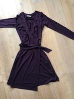Nieuwe paarse overslag jurk maat 38/40 v.d. Bijenkorf, Kleding | Dames, Jurken, Maat 38/40 (M), De Bijenkorf, Paars, Nieuw