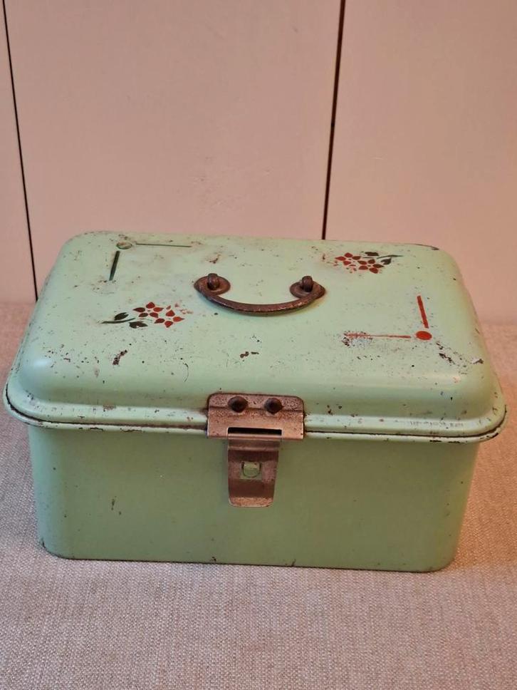 Vintage Broodtrommel - Zachtgroen met Decoratie, Antiek en Kunst, Antiek | Emaille, Ophalen of Verzenden