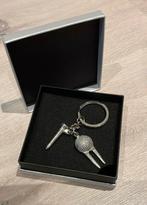 Sleutelhanger zilver golf tee en golfbal in doosje kerst, Verzamelen, Sleutelhangers, Ophalen of Verzenden, Zo goed als nieuw