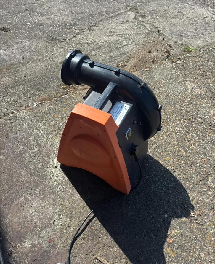 Springkussen blower 950 watt te koop, Hobby en Vrije tijd, Feestartikelen | Verhuur, Zo goed als nieuw, Ophalen