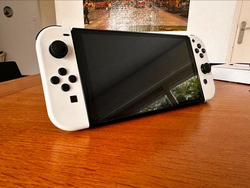 Nintendo Switch OLED + The Witcher 3 + Hogwarts Legacy, Spelcomputers en Games, Spelcomputers | Nintendo Switch, Zo goed als nieuw
