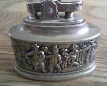 Vintage aansteker met nachtwacht gedeelte erop zilverkleurig beschikbaar voor biedingen