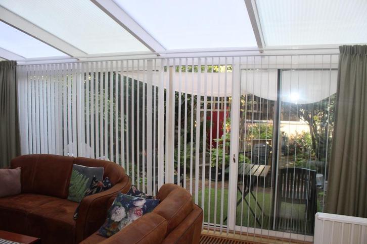 Luxaflex, verticale lamellen, wit 5,82 m x 2,1 m, Huis en Inrichting, Stoffering | Gordijnen en Lamellen, Gebruikt, 200 cm of meer