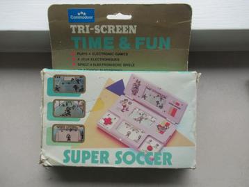 LCD Game - V-tech Commodoor - Tri-screen Super Soccer 1982 beschikbaar voor biedingen