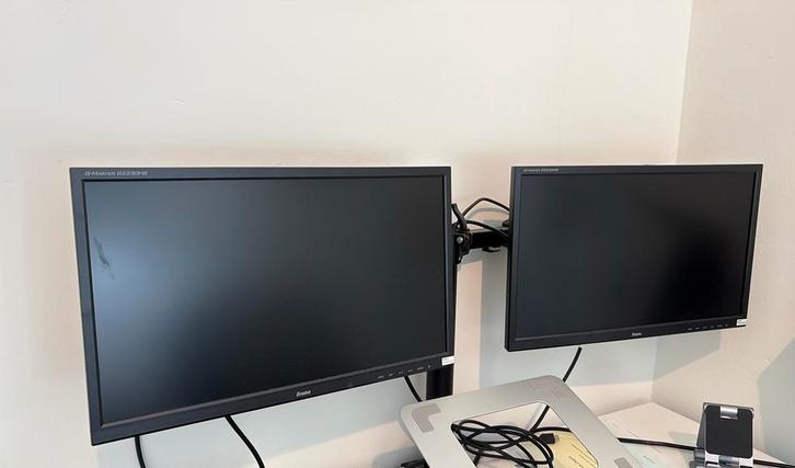 2 iiyama monitoren met monitorarm, Computers en Software, Monitoren, Gebruikt, 61 t/m 100 Hz, DisplayPort, HDMI, VGA, Full HD