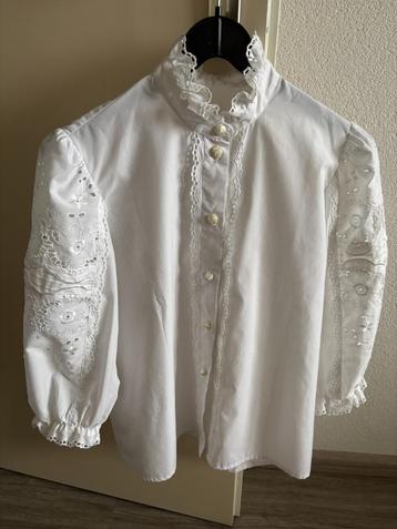 damesblouse met broderie beschikbaar voor biedingen