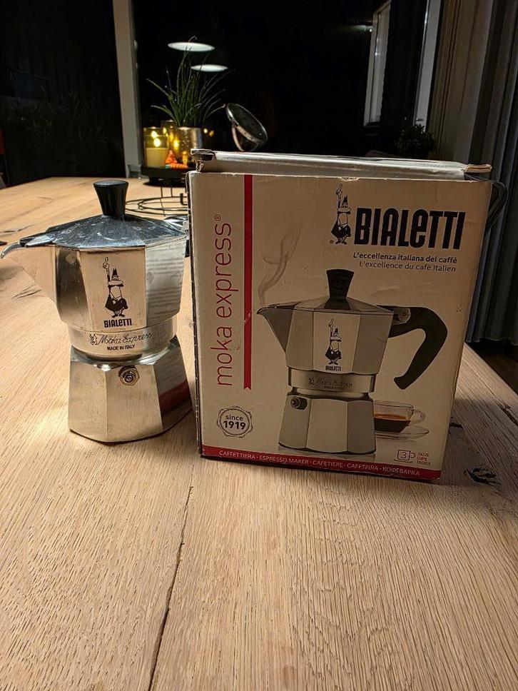 Bialetti Moka Express  Origineel, Witgoed en Apparatuur, Koffiezetapparaten, Zo goed als nieuw, Gemalen koffie, Espresso apparaat