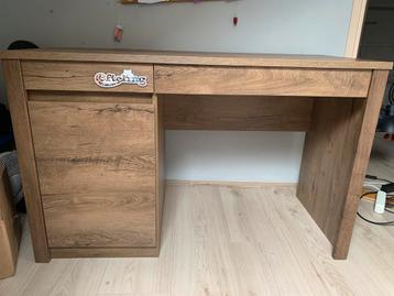 Eikenhouten bureau beschikbaar voor biedingen
