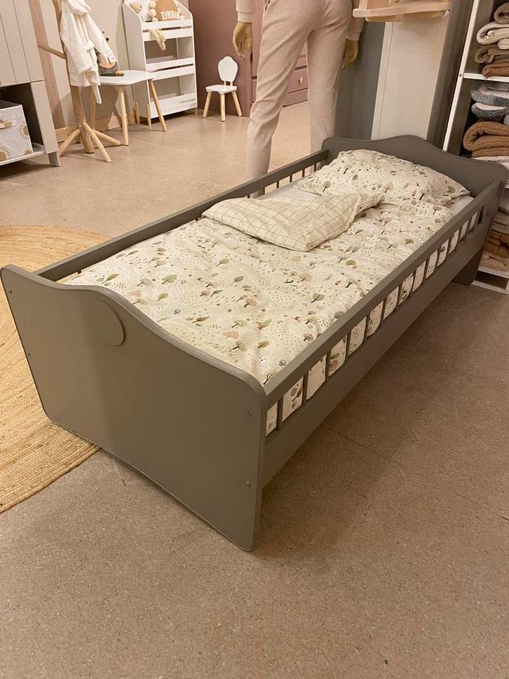 Peuterbed •Boooh• By Juffrouw Kwast, Kinderen en Baby's, Kinderkamer | Bedden, Gebruikt, 140 tot 160 cm, 70 tot 85 cm, Matras