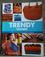 Trendy gebreide of gehaakte tassen., Hobby en Vrije tijd, Breien en Haken, Ophalen of Verzenden, Nieuw, Breien of Haken, Patroon of Boek
