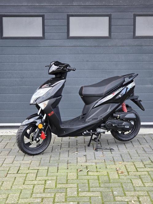 DJJD Valetta Bromscooter Zwart 45km, Fietsen en Brommers, Scooters | Overige merken, Nieuw, Maximaal 45 km/u, Benzine, Ophalen of Verzenden