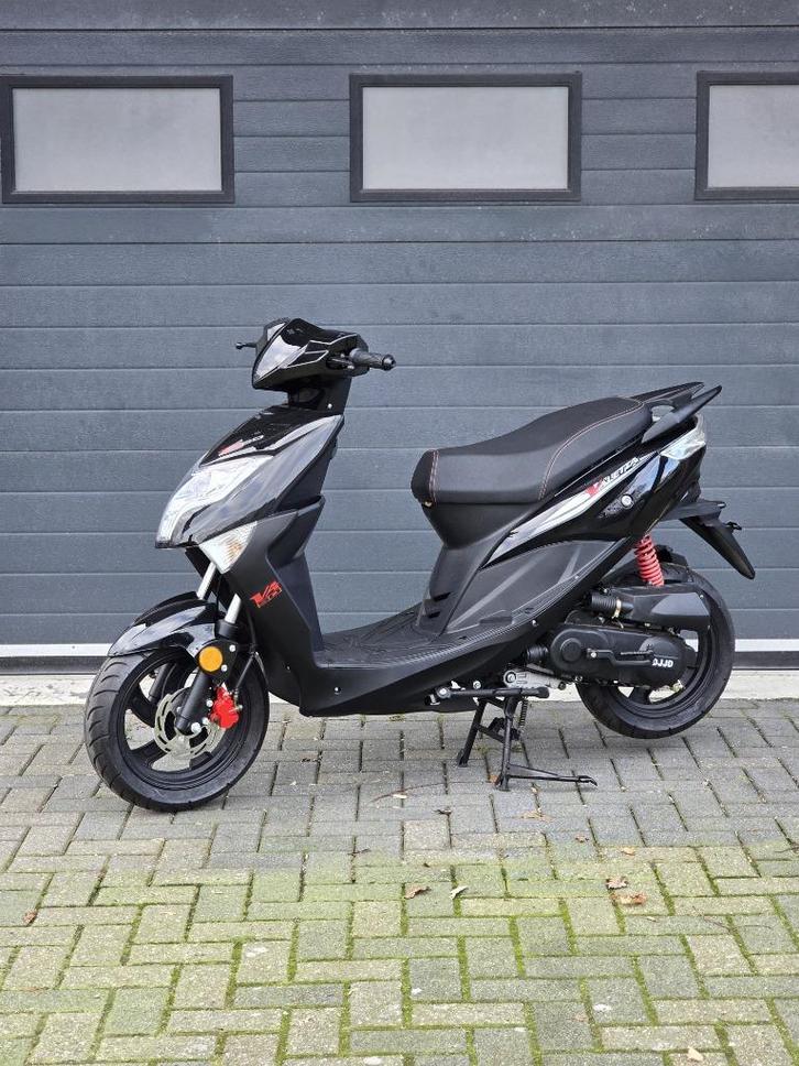 DJJD Valetta Bromscooter Zwart 45km, Fietsen en Brommers, Scooters | Overige merken, Nieuw, Maximaal 45 km/u, Benzine, Ophalen of Verzenden