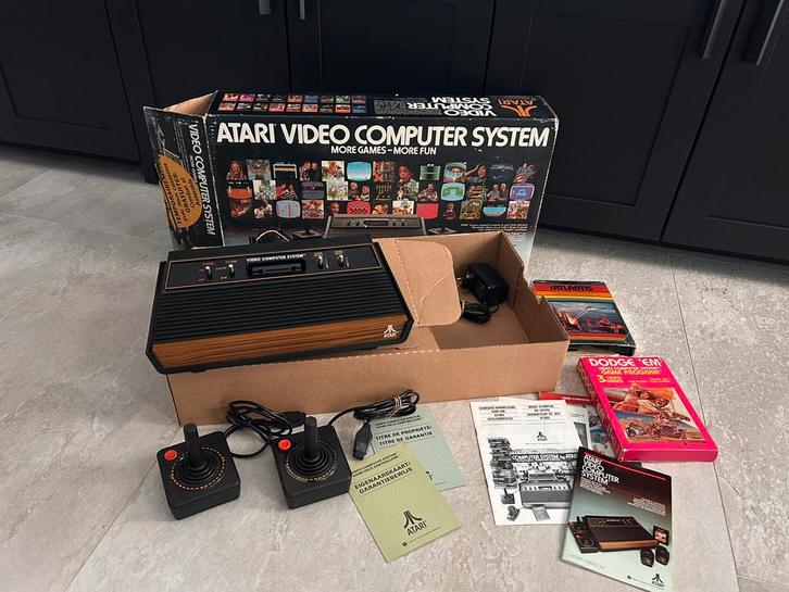 Atari 2600 Woody in doos, Spelcomputers en Games, Spelcomputers | Atari, Gebruikt, Atari 2600, Met 2 controllers, Met games, Met beschermhoes of tas