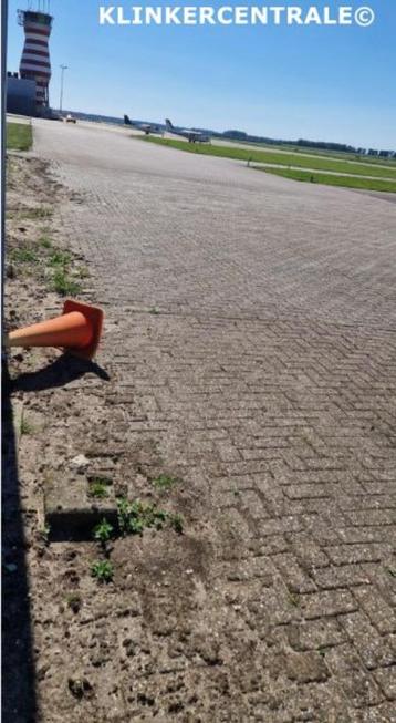 ROOIKORTING 1.300m2 heidegrijs betonklinkers beschikbaar voor biedingen