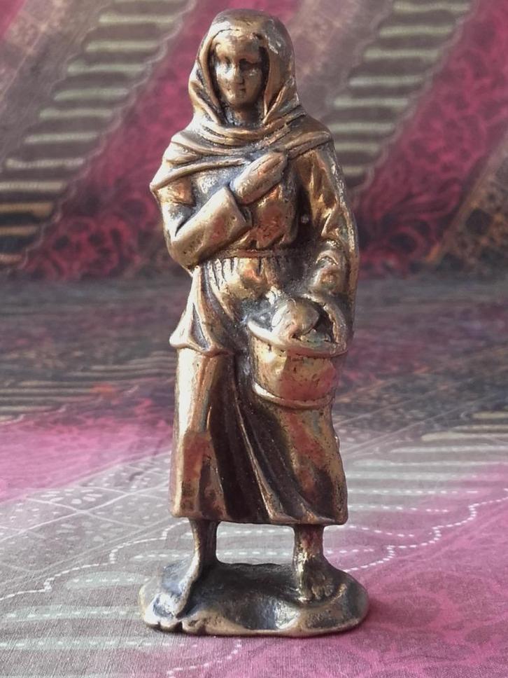 Vrouw met mand mooi antiek brons beeldje uit Engeland., Antiek en Kunst, Antiek | Koper en Brons, Brons, Ophalen of Verzenden