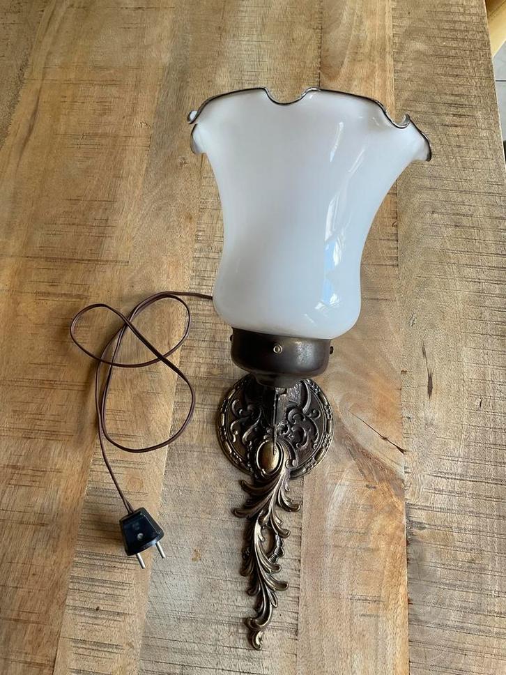 Antiek Wandlampje met Glazen Kap en Sierlijk Frame, Antiek en Kunst, Antiek | Lampen, Ophalen