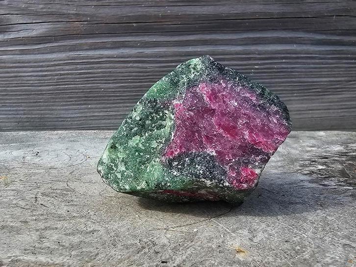 Gave ruwe robijn in zoisiet 130 gram, Verzamelen, Mineralen en Fossielen, Mineraal, Ophalen of Verzenden