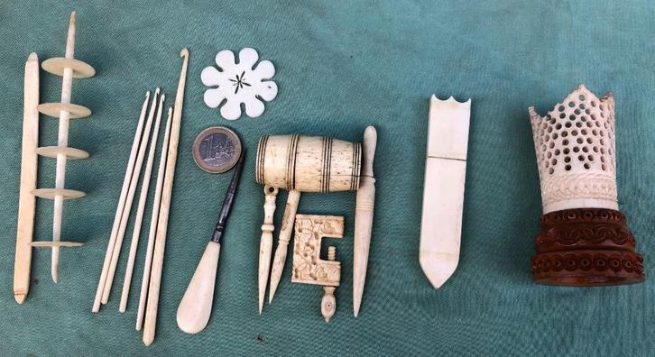Antiek benen naaigerei naaldenkoker, haaknaalden etc, Antiek en Kunst, Curiosa en Brocante, Ophalen of Verzenden