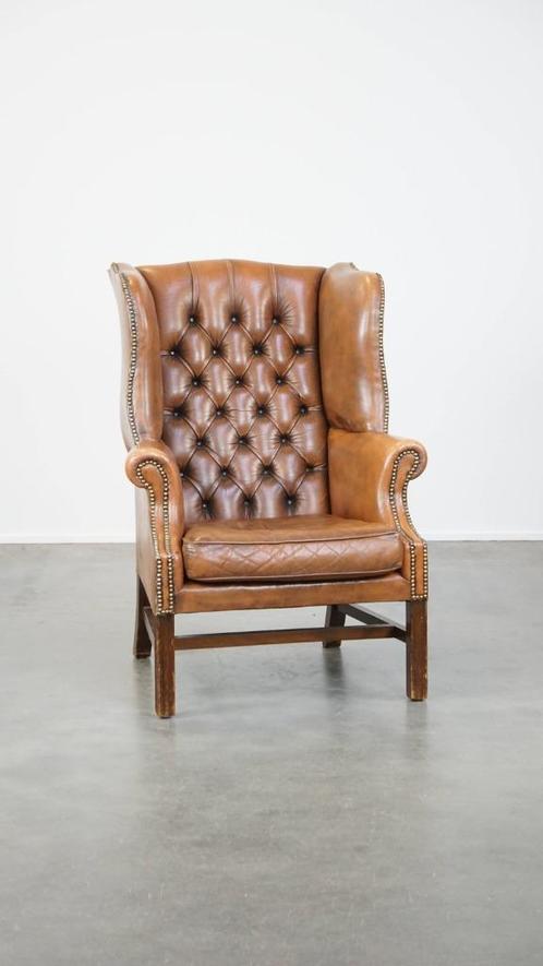 Klassieke vintage rundleren Engelse chesterfield oorfauteuil, Huis en Inrichting, Fauteuils, Gebruikt, Leer, 75 tot 100 cm, 75 tot 100 cm