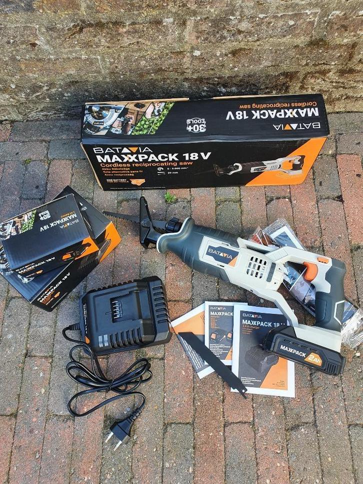 Reciprozaag met Lader en Accu € 100,00   NIEUW, Doe-het-zelf en Verbouw, Gereedschap | Zaagmachines, Nieuw, Reciprozaag, Ophalen of Verzenden