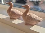 Twee schattige eenden beeldjes van klei!, Tuin en Terras, Tuinbeelden, Ophalen of Verzenden, Nieuw, Overige materialen, Dierenbeeld