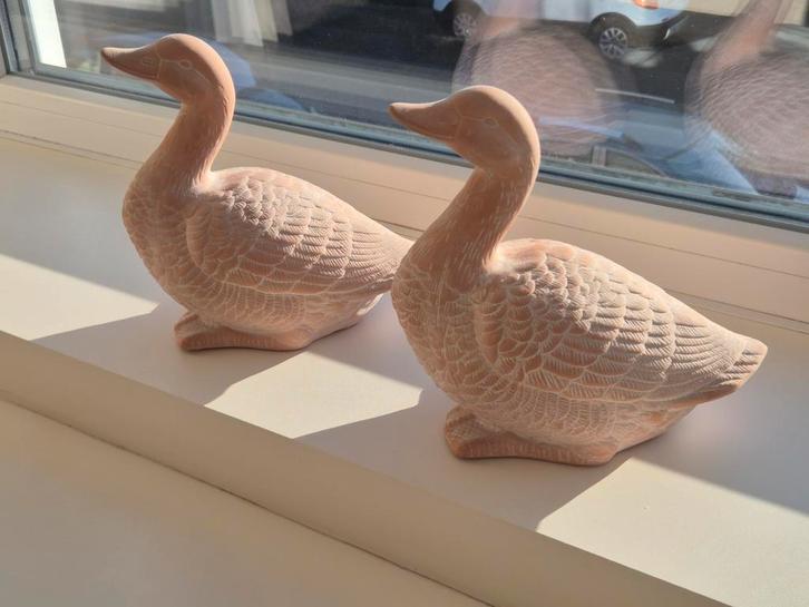 Twee schattige eenden beeldjes van klei!, Tuin en Terras, Tuinbeelden, Nieuw, Dierenbeeld, Overige materialen, Ophalen of Verzenden