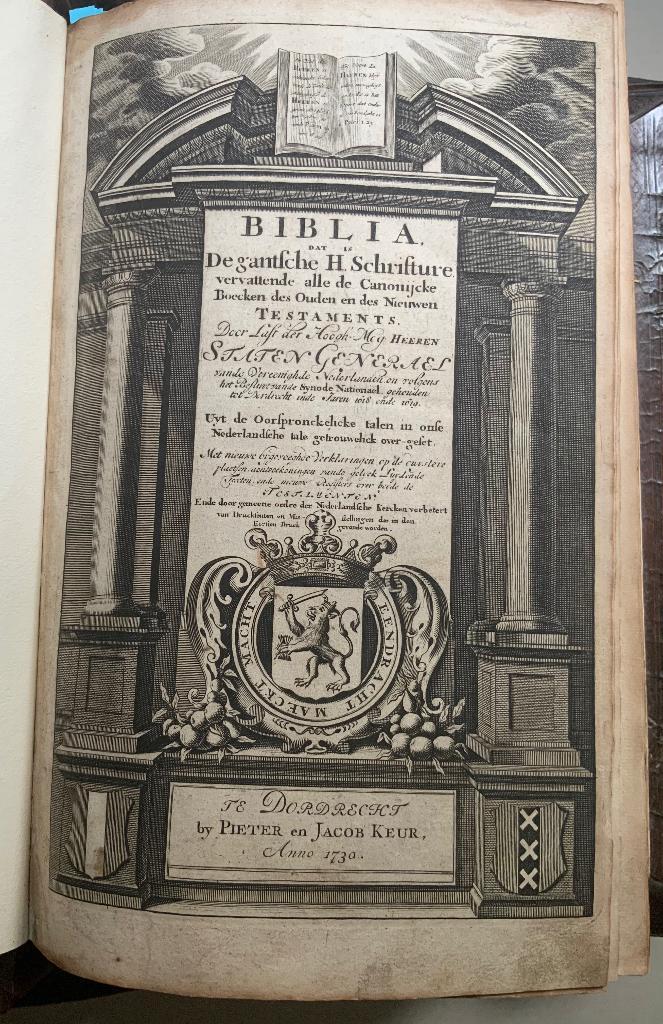 Bijbel Keur 1730 met wereldkaart en prenten, Antiek en Kunst, Antiek | Boeken en Bijbels, Verzenden