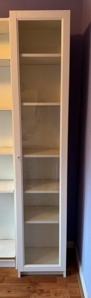 Twee witte Ikea Billy boekenkasten met glazen deur, Huis en Inrichting, Kasten | Boekenkasten, Gebruikt, 50 tot 100 cm, 200 cm of meer