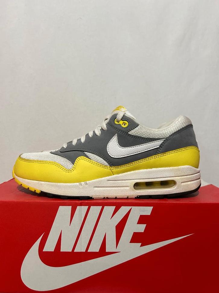 ALS NIEUW! Maat 41 -  Nike Air Max 1 Essential Yellow Grey, Kleding | Heren, Schoenen, Zo goed als nieuw, Sneakers of Gympen, Overige kleuren