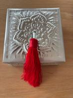 Sieraad doosje van dun tin, Sieraden, Tassen en Uiterlijk, Broches, Ophalen of Verzenden, Goud, Overige materialen