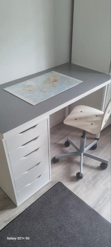 Bureau met ladeblok en bureaustoel