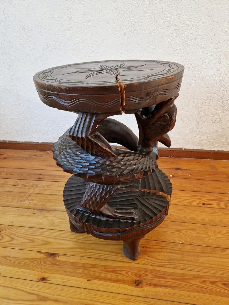 Houten bijzettafel met draken snijwerk., Ophalen