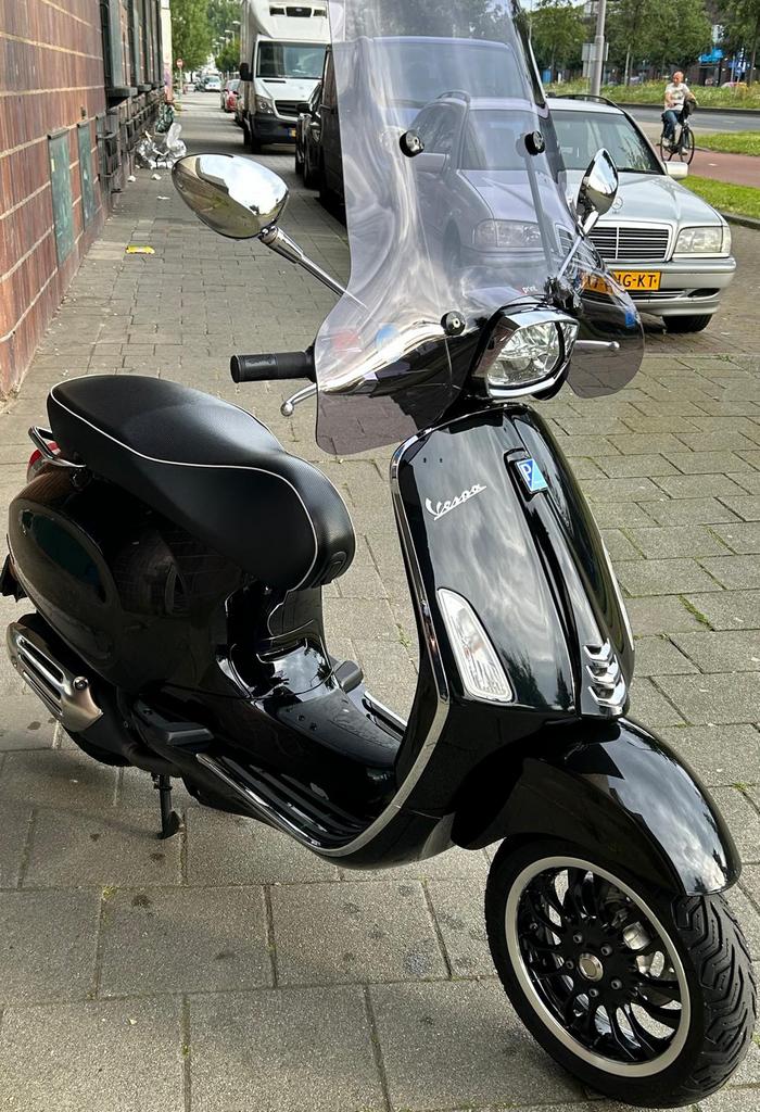 Vespa sprint, Fietsen en Brommers, Scooters | Vespa, Ophalen of Verzenden, Zo goed als nieuw, Benzine