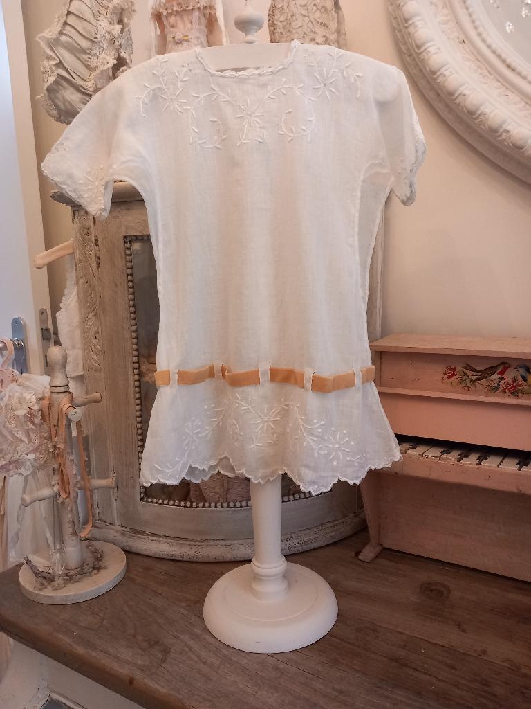 Antiek lang poppenjurkje uit 1920. PRIJS nu € 15,00, Verzenden, Kleertjes
