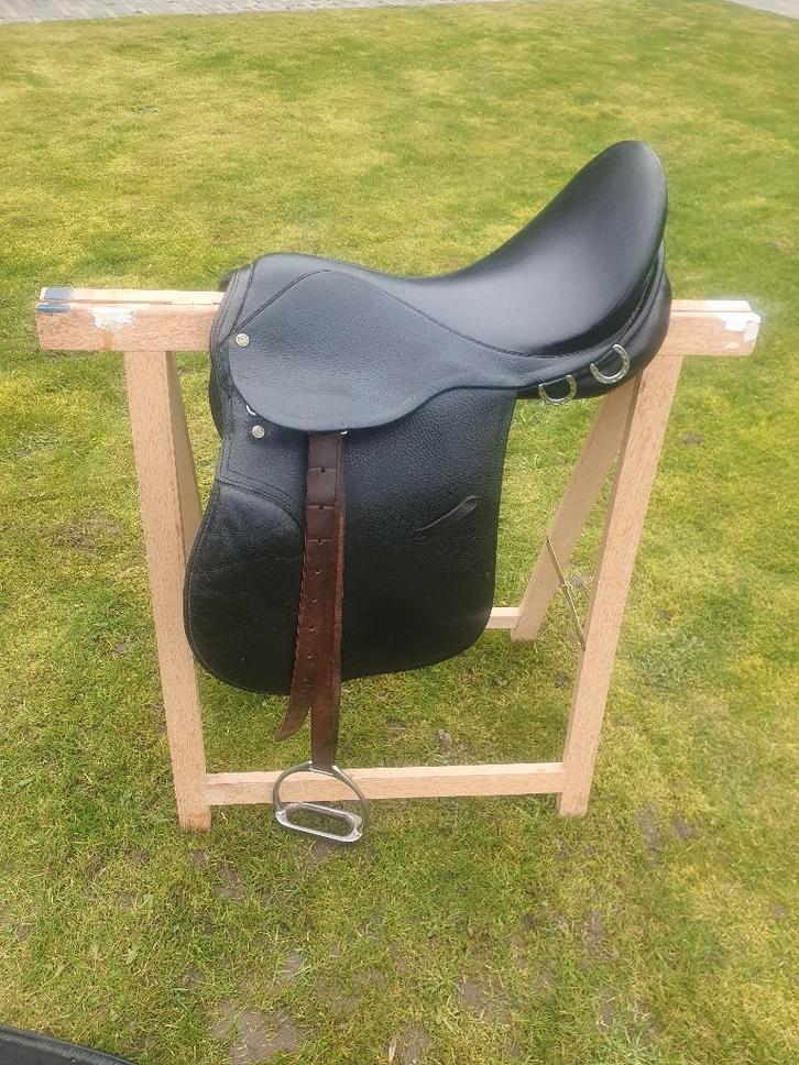 Kadet veelzijdigheids zadel +/- 17 inch, Dieren en Toebehoren, Paarden en Pony's | Zadels, Gebruikt, Dressuur, Ophalen of Verzenden