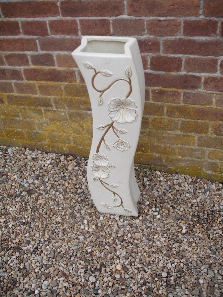 Off-white vaas siervaas 64 cm bloemenopdruk barok brocante, Ophalen, Overige kleuren, 50 tot 75 cm, Aardewerk of Porselein