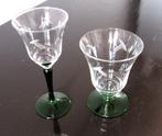 Twee art deco gregraveerde glazen met groene steel/voet 1960, Ophalen of Verzenden, Zo goed als nieuw, Overige typen