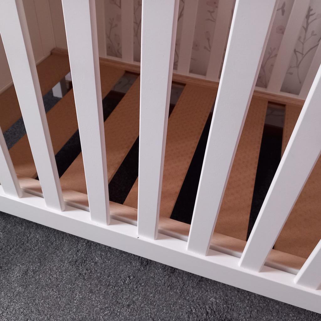 Babykamer - Ledikant & Commode - TWF serie figaro / wit, Kinderen en Baby's, Kinderkamer | Complete kinderkamers, Ophalen, Zo goed als nieuw