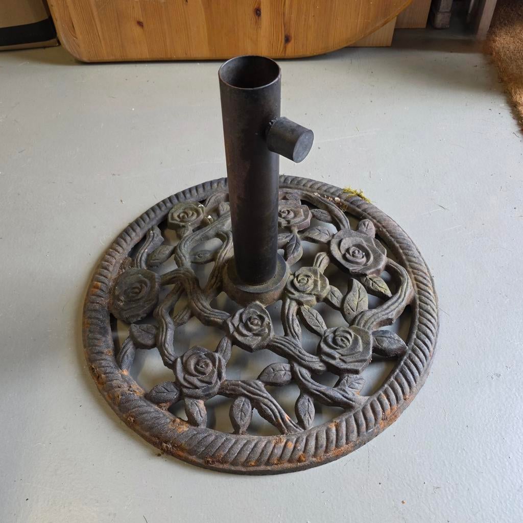 Zware gietijzeren opengewerkte parasolvoet doorsnede 50 cm., Ophalen, Gebruikt, Minder dan 1 meter, Parasolvoet