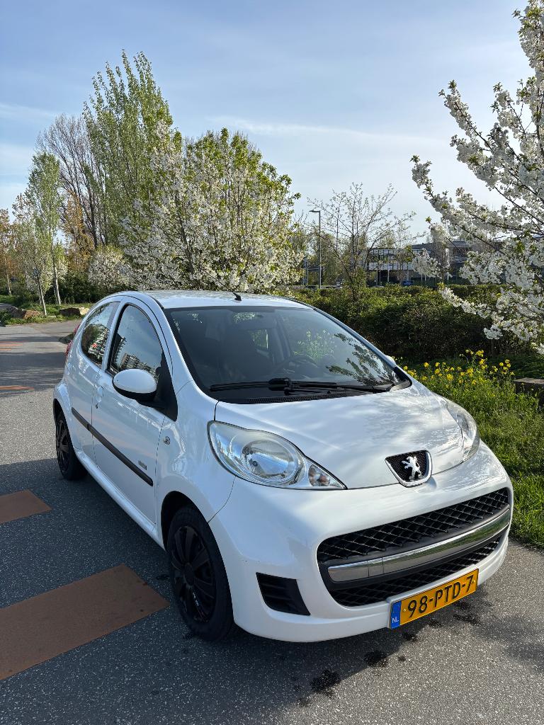 Peugeot 107 1.0 12V 5DR 2011 Wit, Voorwielaandrijving, Stof, Zwart, 4 stoelen