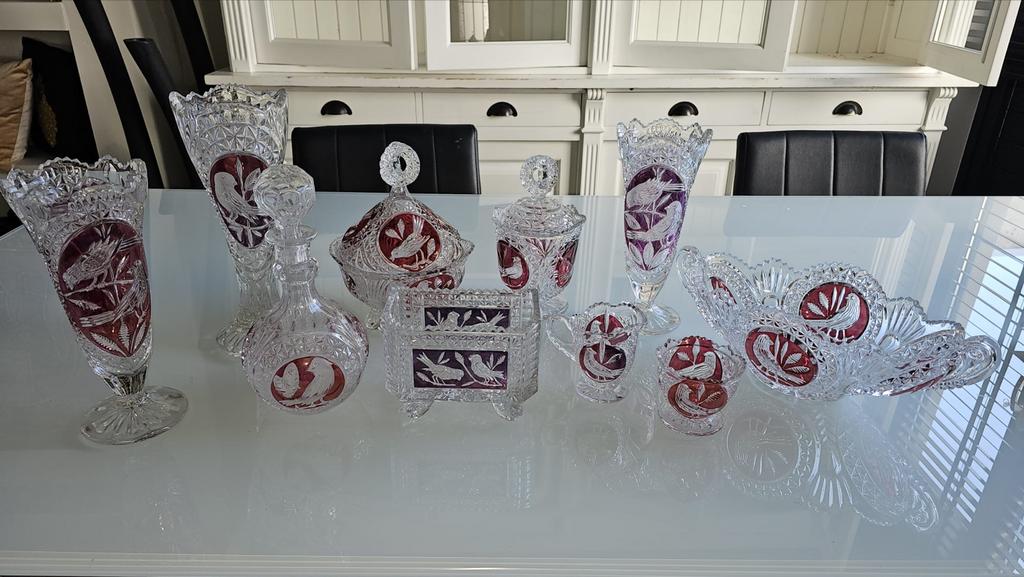 Prachtige kristallen glasservies met robijnrode decoratie, Ophalen