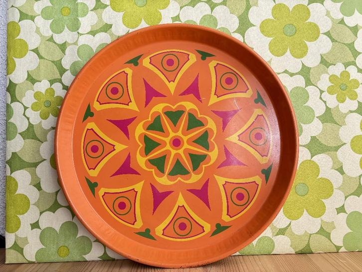 Vintage metalen dienblad, jaren 70: te gek!, Huis en Inrichting, Woonaccessoires | Dienbladen, Gebruikt, Metaal, Rond, Ophalen of Verzenden