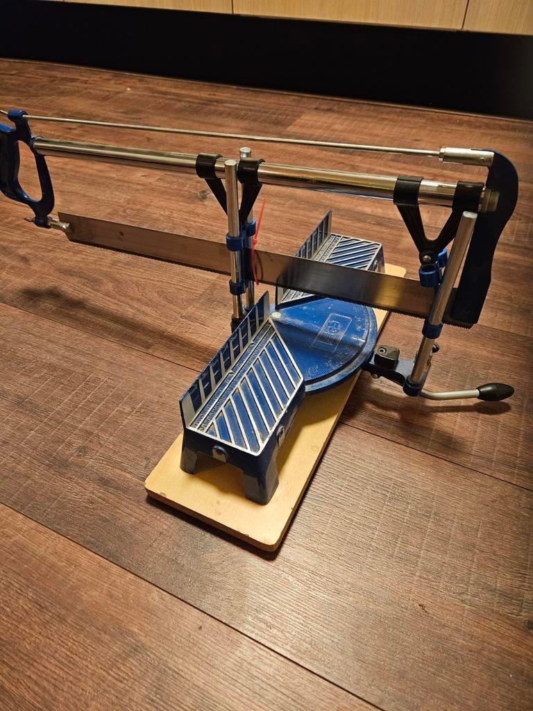 Handmatige afkortzaag met verstekbak, Doe-het-zelf en Verbouw, Gereedschap | Zaagmachines, Ophalen of Verzenden, Gebruikt, Afkortzaag