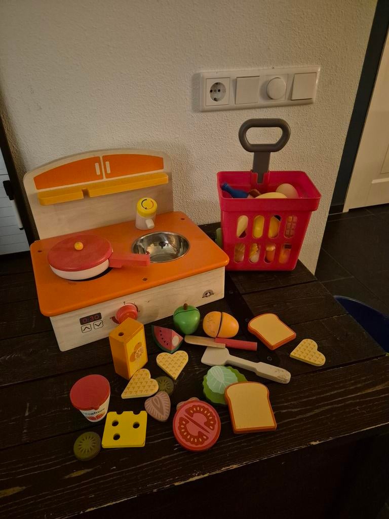 Houten speelkeuken met boodschappen en mandje, Ophalen of Verzenden, Gebruikt, Hout, Speelkeuken