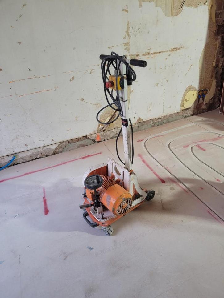 Vloerverwarming freesmachine - werkt naar behoren, Doe-het-zelf en Verbouw, Gereedschap | Freesmachines, Ophalen of Verzenden